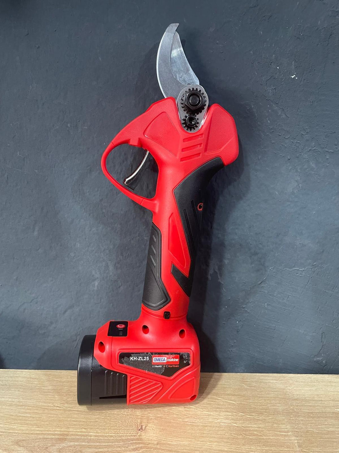Omega KH-ZL25 32mm 14.4V 2Ah 2 Bataryalı Budama Makası Sensörlü